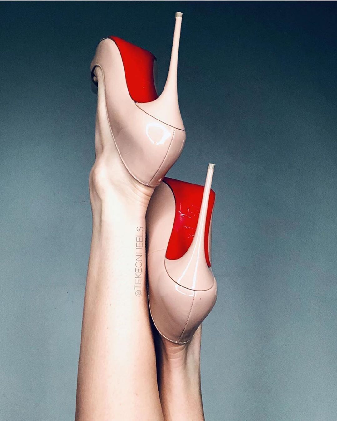CHRISTIAN LOUBOUTIN RED SOLE LEATHER HEELS - NUDE 👠