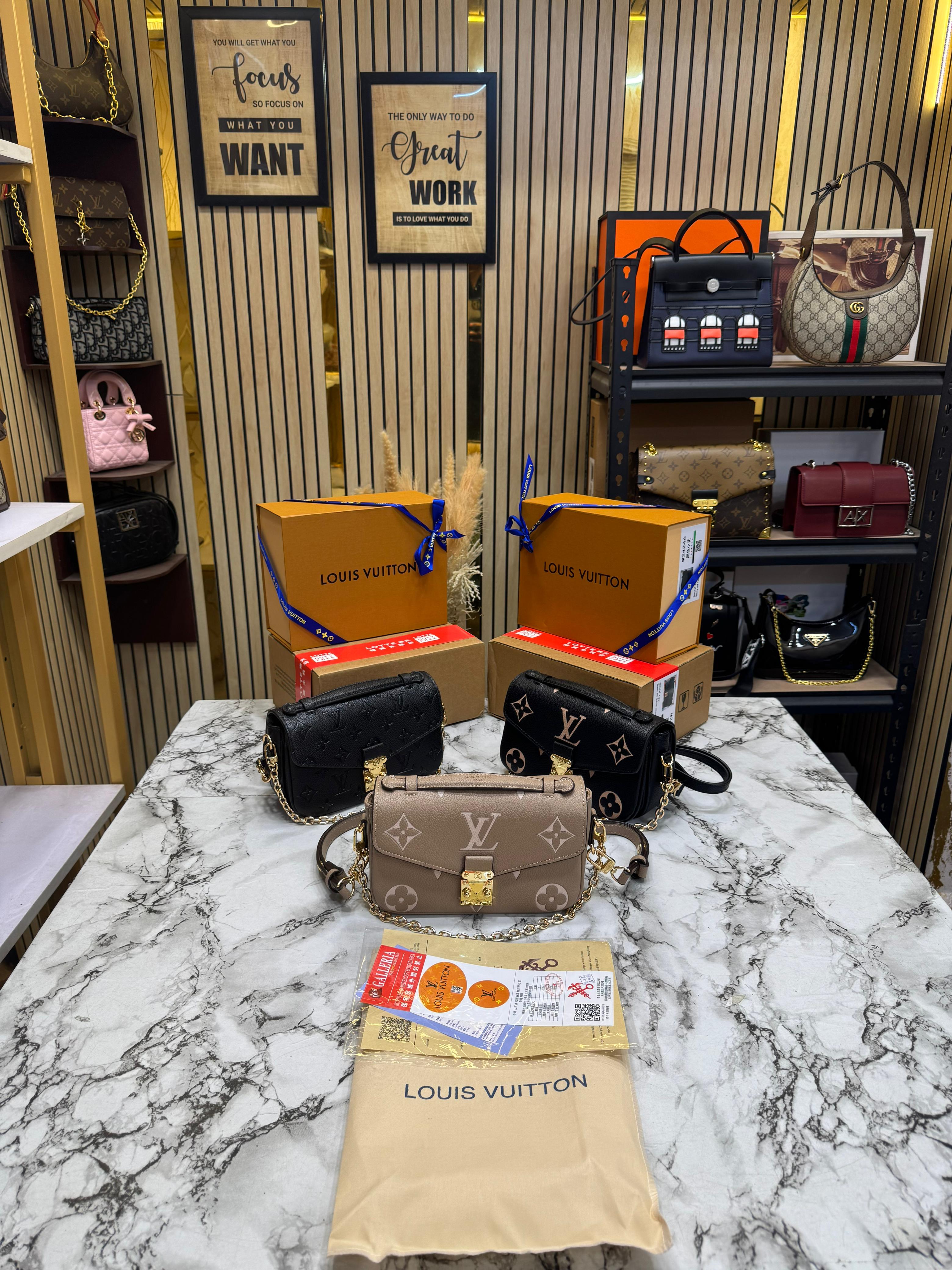 LOUIS VUITTON POCHETTE METIS REVERSE MONOGRAM