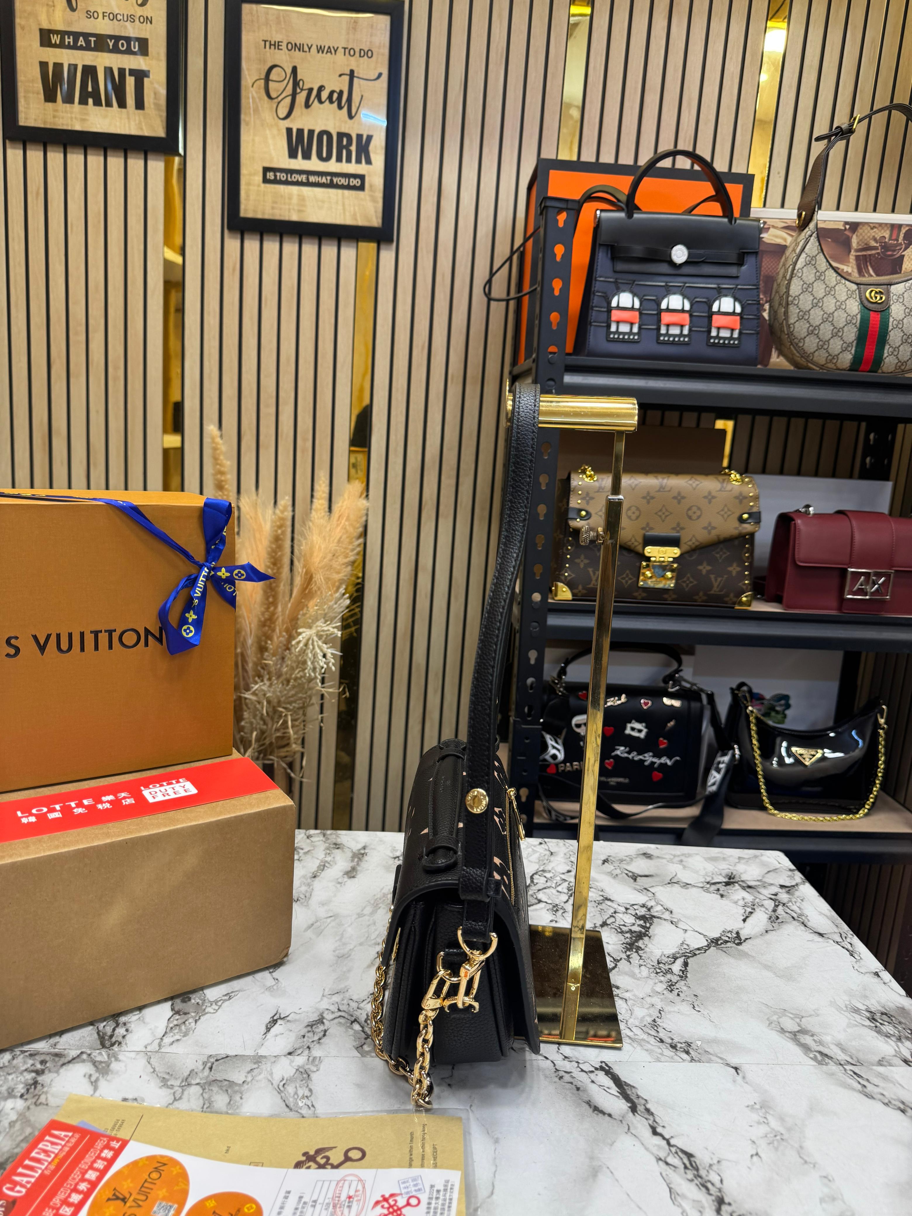LOUIS VUITTON POCHETTE METIS REVERSE MONOGRAM