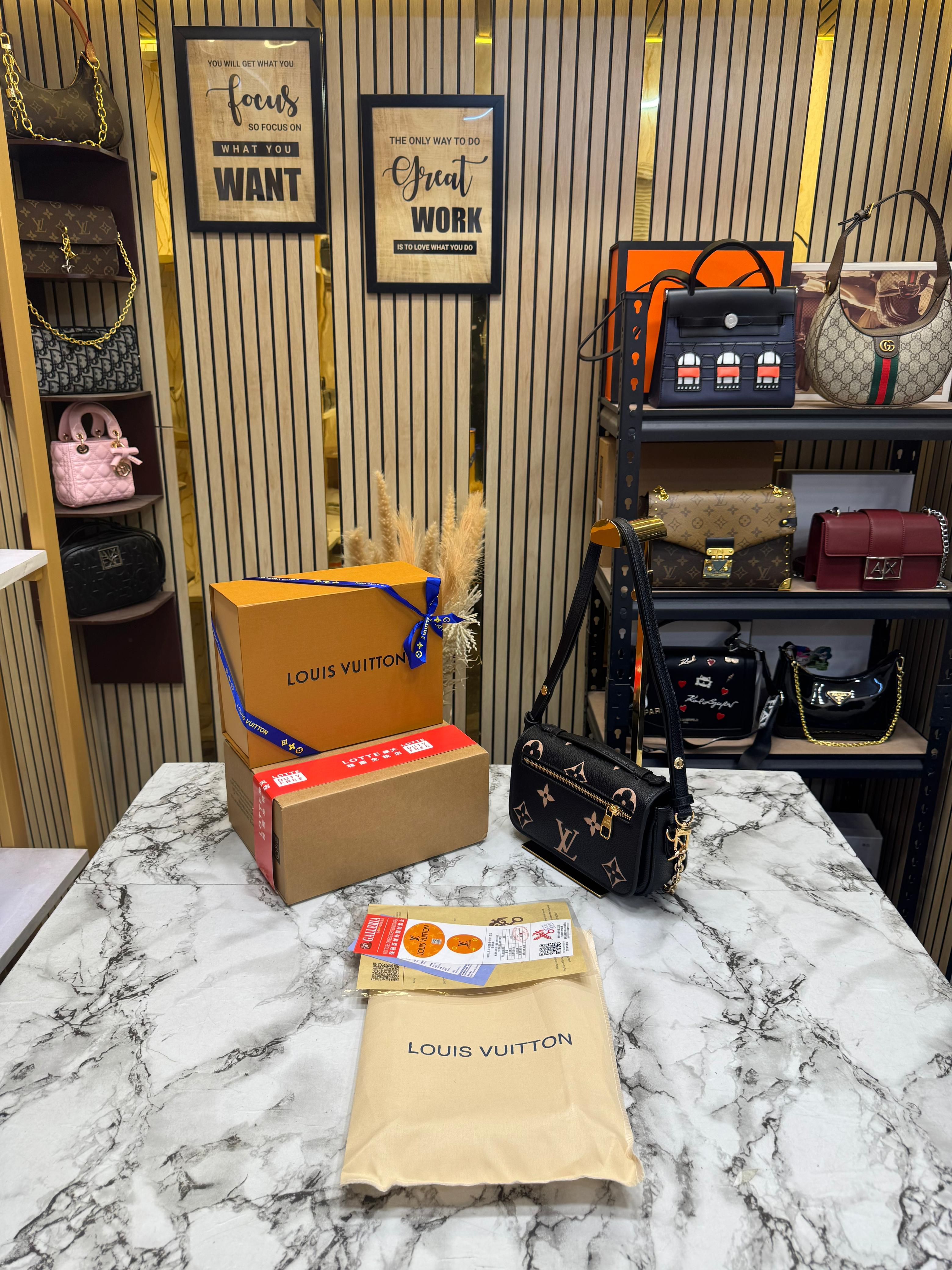 LOUIS VUITTON POCHETTE METIS REVERSE MONOGRAM
