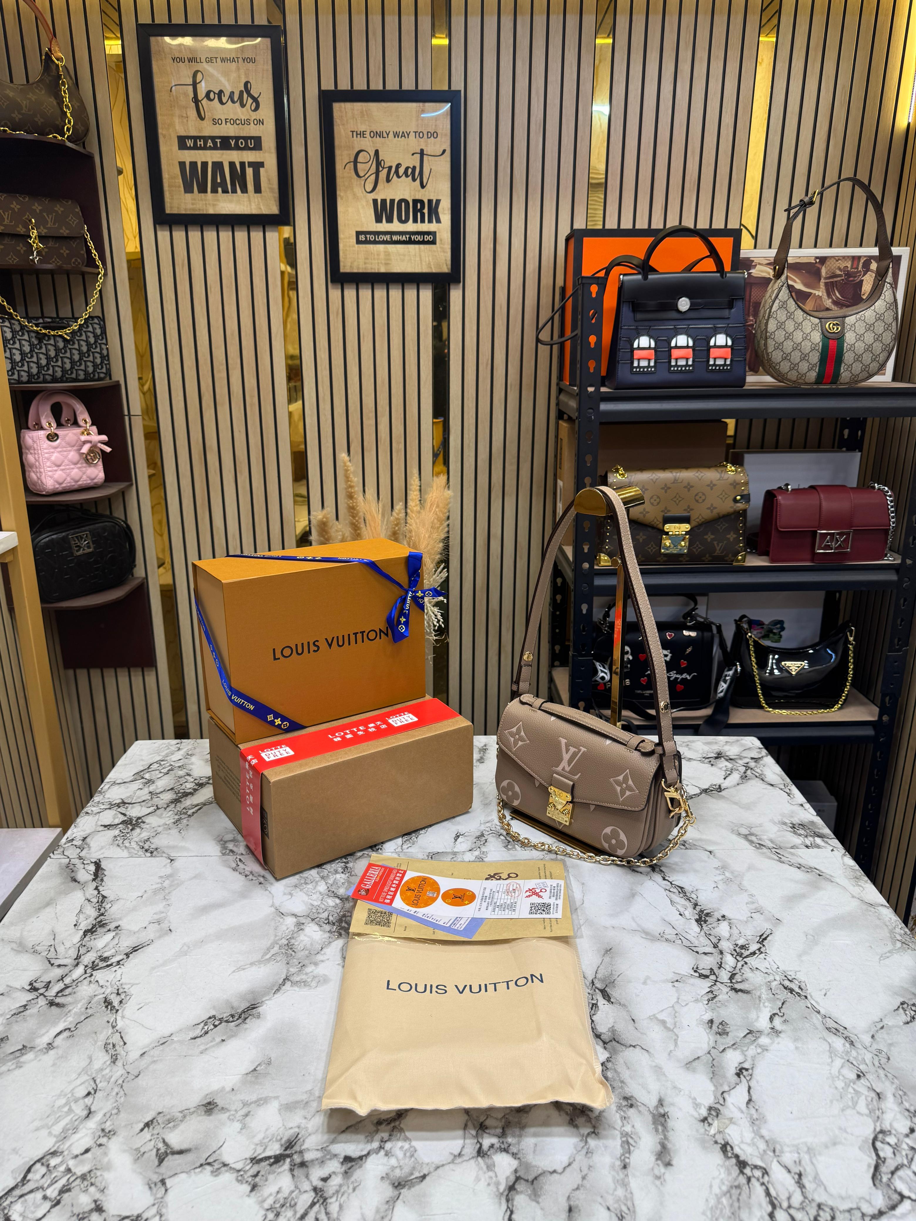 LOUIS VUITTON POCHETTE METIS REVERSE MONOGRAM