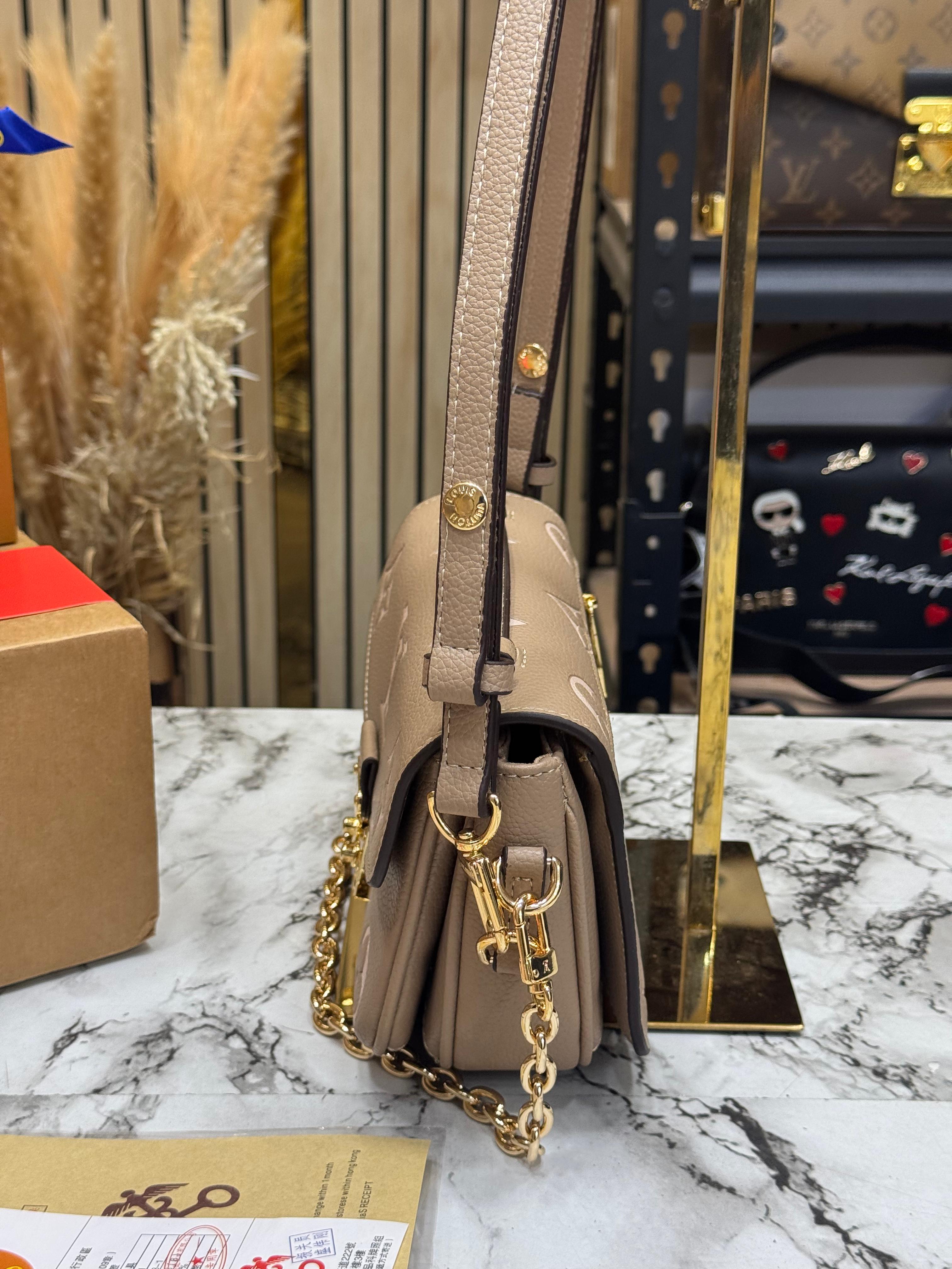 LOUIS VUITTON POCHETTE METIS REVERSE MONOGRAM