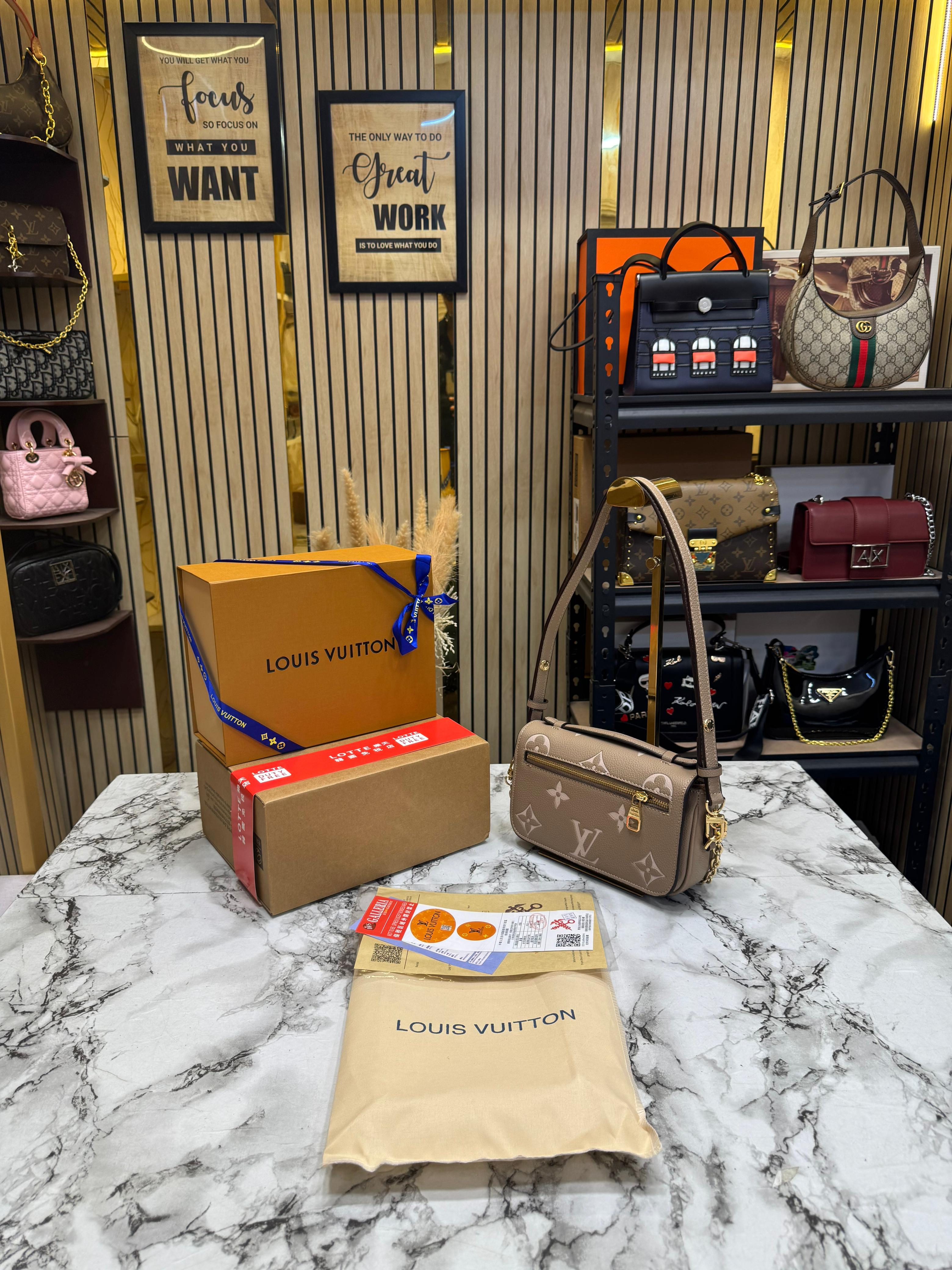 LOUIS VUITTON POCHETTE METIS REVERSE MONOGRAM