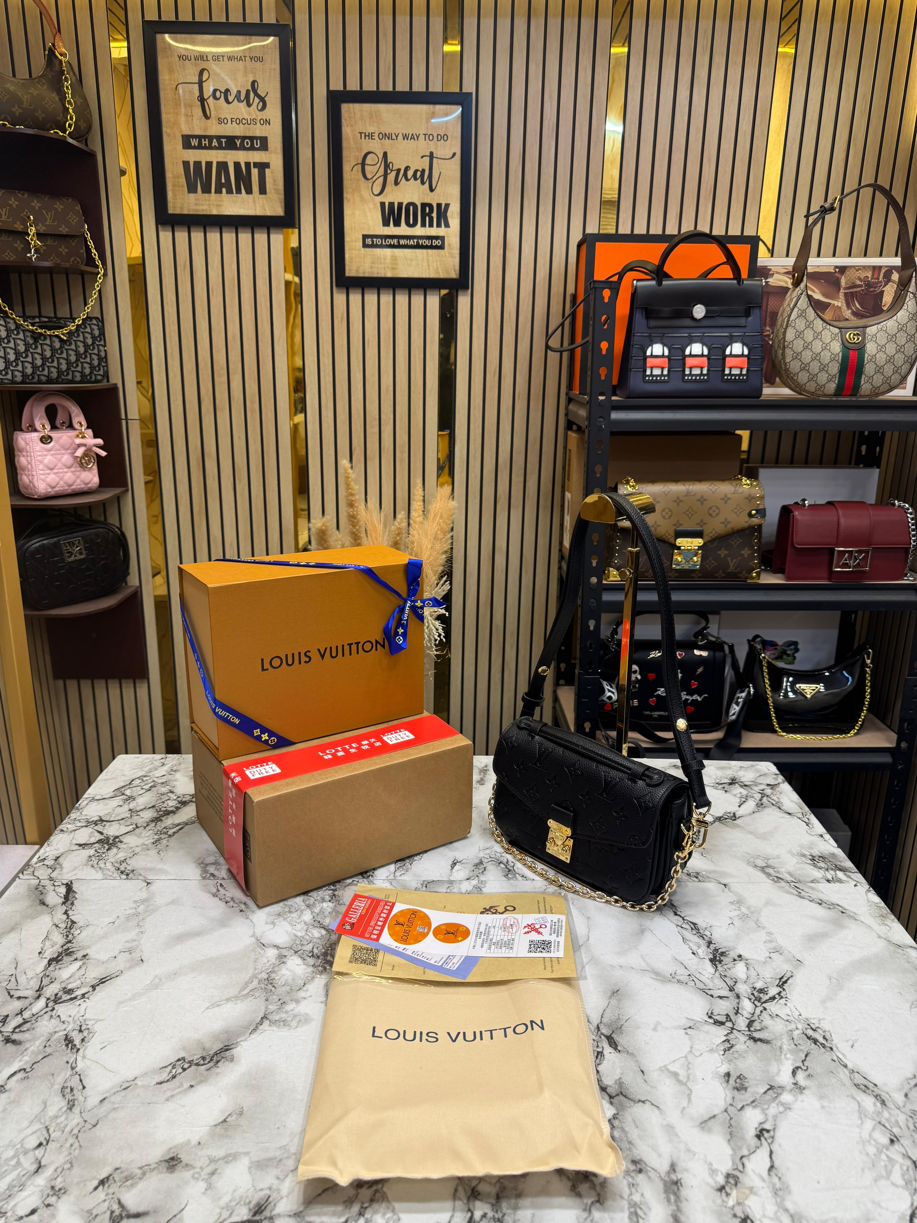 LOUIS VUITTON POCHETTE METIS REVERSE MONOGRAM