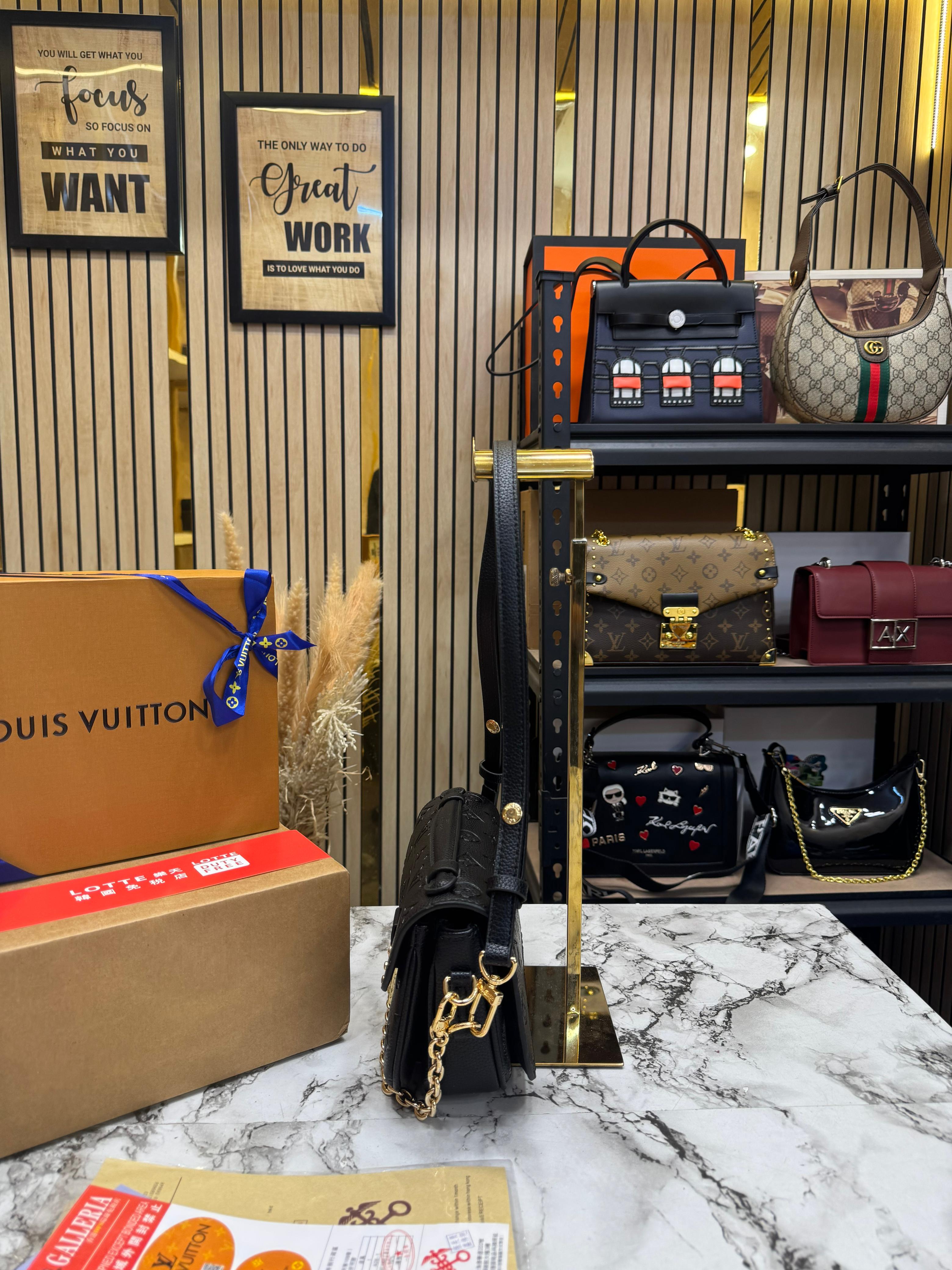 LOUIS VUITTON POCHETTE METIS REVERSE MONOGRAM